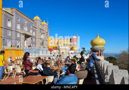 Palacio da Pena, im 19. Jahrhundert erbaut, im Wald oberhalb von Sintra. Ein UNESCO Weltkulturerbe. Sintra, Portugal Stockfoto