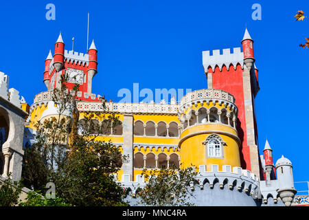 Palacio da Pena, im 19. Jahrhundert erbaut, im Wald oberhalb von Sintra. Ein UNESCO Weltkulturerbe. Sintra, Portugal Stockfoto