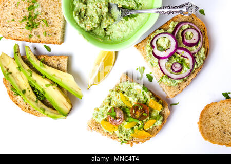 Gesunde Sandwiches mit Avocado und Gemüse für eine Diät Snack Stockfoto