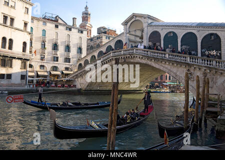 Ponte di Rialto, Venedig, Italien: iconic Blick auf den Canale Grande und die Gondeln Stockfoto