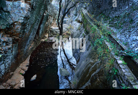 Wasser Kanäle für Wassermühlen in der geologischen Park von Penha Garcia. Beira Baixa, Portugal Stockfoto