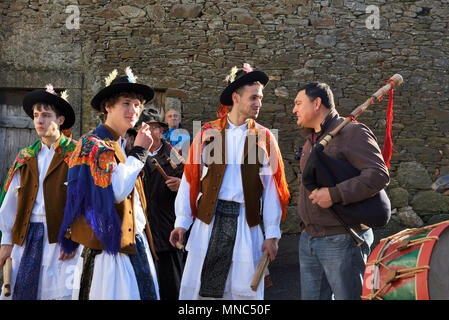 Ein folk Group (Pauliteiros de Miranda), die Praxis einer alten Krieger iberischen Tanz. Traditionelle Winter feste in Constantim. Tras-os-Montes, Po Stockfoto