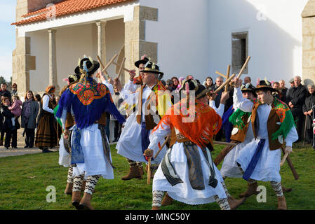 Ein folk Group (Pauliteiros de Miranda), die Praxis einer alten Krieger iberischen Tanz. Traditionelle Winter feste in Constantim. Tras-os-Montes, Po Stockfoto