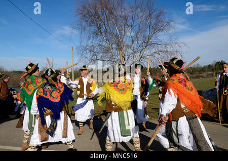 Ein folk Group (Pauliteiros de Miranda), die Praxis einer alten Krieger iberischen Tanz. Traditionelle Winter feste in Constantim. Tras-os-Montes, Po Stockfoto