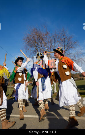 Ein folk Group (Pauliteiros de Miranda), die Praxis einer alten Krieger iberischen Tanz. Traditionelle Winter feste in Constantim. Tras-os-Montes, Po Stockfoto