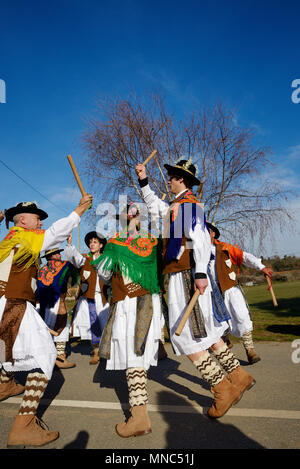 Ein folk Group (Pauliteiros de Miranda), die Praxis einer alten Krieger iberischen Tanz. Traditionelle Winter feste in Constantim. Tras-os-Montes, Po Stockfoto