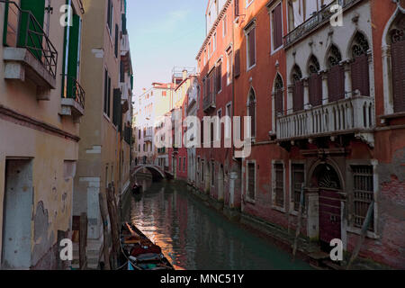 Rio della Fava, San Marco, Venedig, Italien: einem ruhigen Rückstau Kanal mit fußgängerbrücke (Ponte Sant'Antonio) in der Ferne Stockfoto