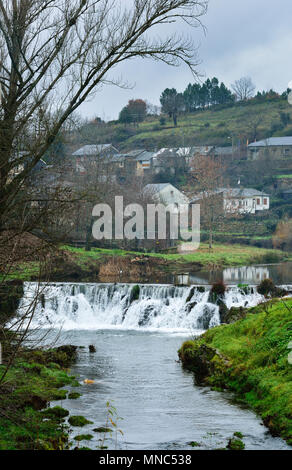 Rio de Aufoder, ein altes, traditionelles Dorf, alle in Schiefer gebaut, im Norden von Portugal. Naturpark Montesinho, Tras-os-Montes. Stockfoto