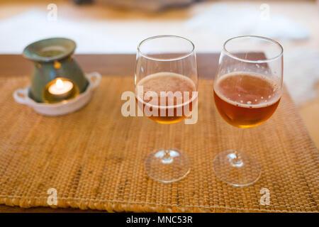 Biergläser mit Aroma Lampe romantische Zeit am Kamin innen Stockfoto