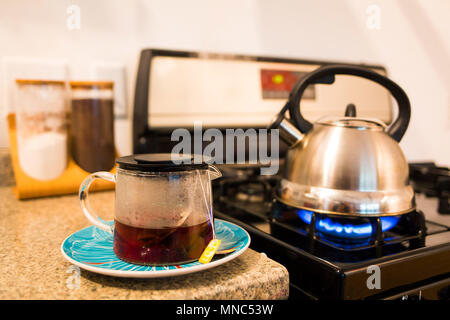 Kochendes Wasser im Wasserkocher Gas Herd Tee am Morgen Wärme Stockfoto