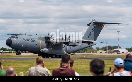 Der Airbus A400M es demonstrieren, die Funktionen während einer Anzeige Flug bei der Royal International Air Tattoo, RAF Fairford, England am 14/07/17. Stockfoto