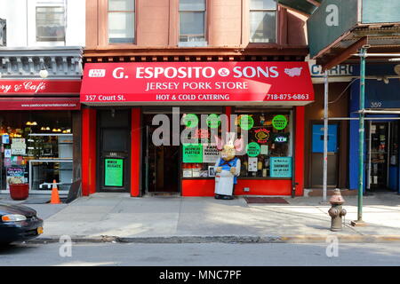 [Historic Storefront] Esposito & Sons Pork Store, 357 Court St, Brooklyn, New York. Außenansicht eines Metzgerladens im Viertel Cobble Hill. Stockfoto