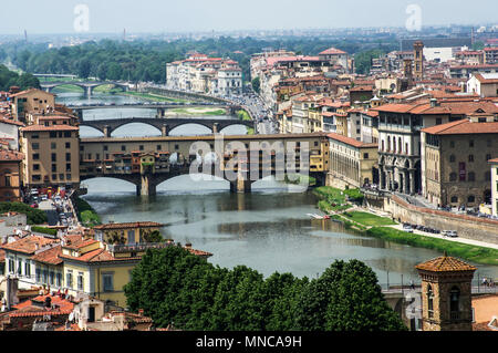 Die Ponte Vecchio oder Alte Brücke im Florenze Italien ist eine der wichtigsten touristischen Attraktionen. Ursprünglich Metzgereien die Brücke gesäumt jetzt Juweliere verkaufen Stockfoto