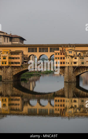 Die Ponte Vecchio oder Alte Brücke im Florenze Italien ist eine der wichtigsten touristischen Attraktionen. Ursprünglich Metzgereien die Brücke gesäumt jetzt Juweliere verkaufen Stockfoto