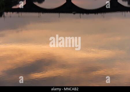 Schöne Reflexion von Wolken und Himmel in den Fluss Arno in Florenz Italien der Ponte Santa Trinita von der Brücke Ponte Vecchio bei Sonnenuntergang genommen Stockfoto