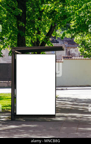 Vertikale weiße Billboard an der Bushaltestelle in der Stadt. Stockfoto