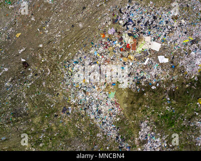 Hubschrauber Drohne erschossen. Luftaufnahmen ist eine moderne, urbane Dump. Deponien mit viel Schmutz Verschmutzung der ökologischen Umwelt der Stadt Stockfoto