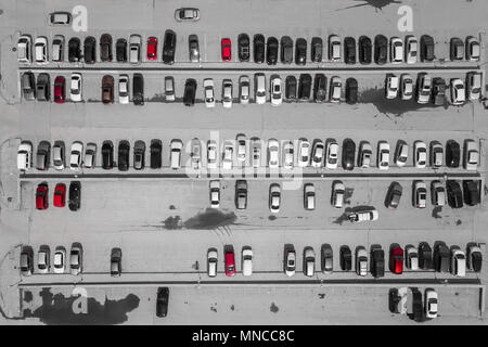 Antenne Blick von oben auf die Parkplatz mit vielen Autos von oben, Transport und städtische Konzept. Hubschrauber Drohne erschossen. Stockfoto