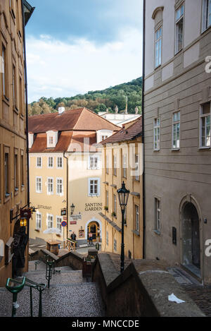 Prag, Tschechische Republik - 19 August 2017: malerische Straße in Mala Strana Viertel in der Nähe von Prager Burg. Stockfoto