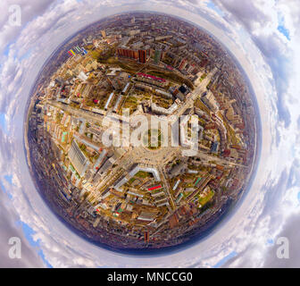 Hubschrauber Drohne erschossen. Luftaufnahmen einer modernen Stadt über eine Fläche, eine große Kreuzung, Hochhäuser, ein Park und Straßen. Panoramablick auf die Stadt 360 Stockfoto