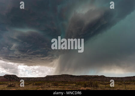 Bedrohliches supercell-Gewitter mit dunklen Wolken und grünem Hagelkern nähert sich Tucumcari, New Mexico, USA Stockfoto