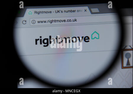 Die rightmove Immobilien Website durch ein Vergrößerungsglas gesehen Stockfoto