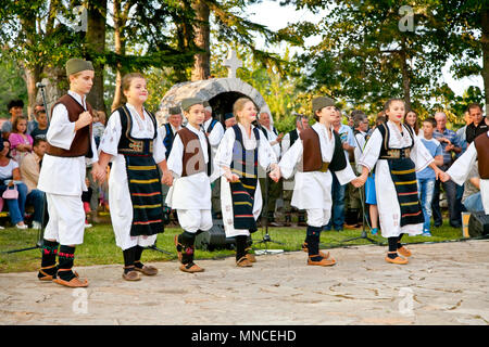 SIROGOJNO, SERBI - Juli 12: Die jüngste Tänzer der Folklore Ensembles des Festivals Petrovdan am 12. Juli 2013. in Sirogojno, Zlatibor, Serbien. Stockfoto