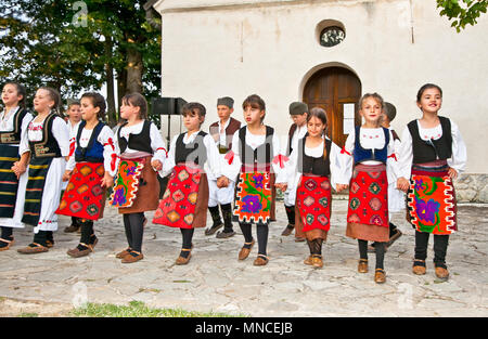 SIROGOJNO, SERBI - Juli 12: Die jüngste Tänzer der Folklore Ensembles des Festivals Petrovdan am 12. Juli 2013. in Sirogojno, Zlatibor, Serbien. Stockfoto