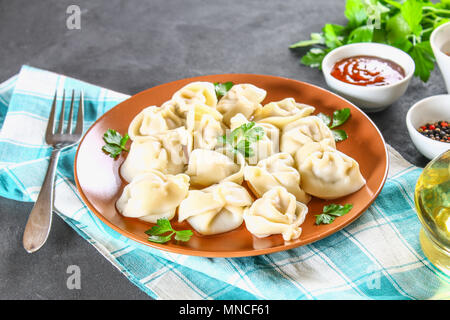 Hausgemachte bereit Knödel auf grauem Beton Tabelle Stockfoto