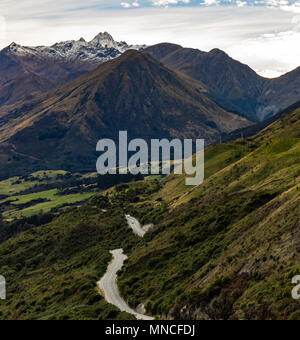 Atemberaubende Aussicht auf die Berge auf Scenic Drive in Queenstown. Stockfoto