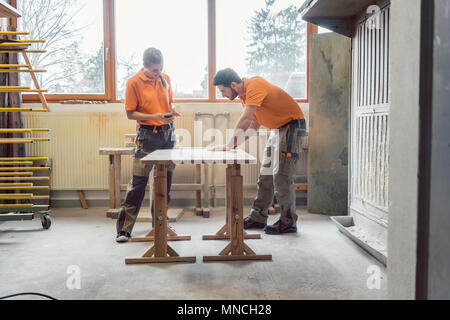 Team oft werde Schreiner arbeiten auf einem Tisch Stockfoto