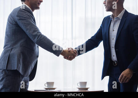 Zwei Geschäftsleute Händeschütteln mit einander nach einem Abkommen. Geschäftsleute, die Hände zu schütteln, eine erforderliche Zustimmung während einer Konferenz. Stockfoto