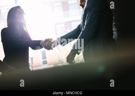 Geschäftsfrau Händeschütteln mit Geschäftsmann nach einer erfolgreichen Vereinbarung im Büro treffen. Geschäftsleute, die Hand schütteln Nach einem Deal. Stockfoto