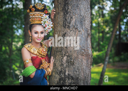 Thai Mädchen mit nördlichen Stil Kleid im Tempel, Phayao, Thailand Stockfoto