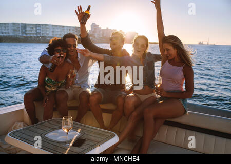 Gruppe von jungen Leuten, die eine grosse Party auf der Yacht. Männer und Frauen Freunde feiern auf dem Boot. Stockfoto