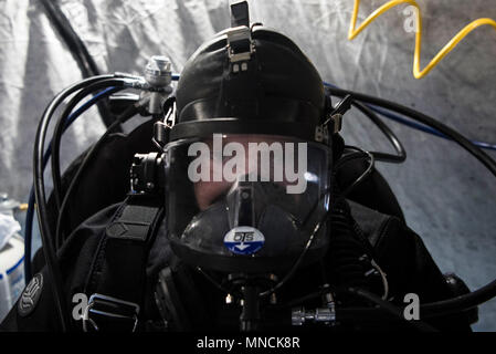 Ice Camp Skate (18. März 2018) - Constructionman 1. Klasse (SCW/DV) Brandon Burrow zugeordnet zu Unterwasser Bau Team Eins (UCT 1), bietet Unterstützung bei einem Torpedo Übung in den Polarkreis zur Unterstützung der Ice-Übung (ICEX) 2018, 16. März. ICEX 2018 ist ein 5-wöchigen Übung, die Marine ihre Einsatzbereitschaft in der Arktis, die Erfahrung in der Region, Vorauszahlung Verständnis der arktischen Umwelt zu bewerten, und ihre Beziehungen zu anderen Dienstleistungen, Verbündete und Partner Organisationen zu entwickeln. (U.S. Marine Stockfoto