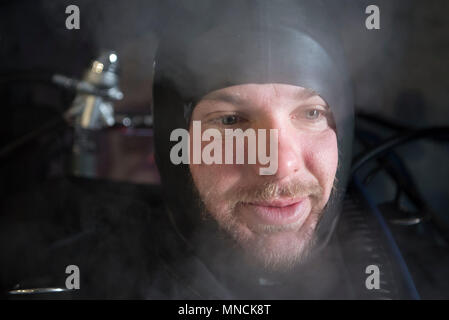 Ice Camp Skate (18. März 2018) - Constructionman 2. Klasse (SCW/DV) Dave Eaves, zugeordnet zu den UW-Bau Team Eins (UCT 1), bietet Unterstützung bei einem Torpedo Übung in den Polarkreis zur Unterstützung der Ice-Übung (ICEX) 2018, 16. März. ICEX 2018 ist ein 5-wöchigen Übung, die Marine ihre Einsatzbereitschaft in der Arktis, die Erfahrung in der Region, Vorauszahlung Verständnis der arktischen Umwelt zu bewerten, und ihre Beziehungen zu anderen Dienstleistungen, Verbündete und Partner Organisationen zu entwickeln. (U.S. Marine Stockfoto