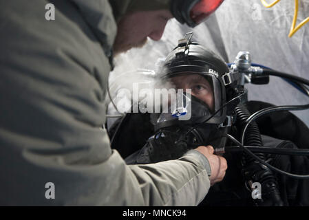 Ice Camp Skate (18. März 2018) - Constructionman 1. Klasse (SCW/DV) Brandon Burrow, zugeordnet zu den UW-Bau Team Eins (UCT 1), bietet Unterstützung bei einem Torpedo Übung in den Polarkreis zur Unterstützung der Ice-Übung (ICEX) 2018, 16. März. ICEX 2018 ist ein 5-wöchigen Übung, die Marine ihre Einsatzbereitschaft in der Arktis, die Erfahrung in der Region, Vorauszahlung Verständnis der arktischen Umwelt zu bewerten, und ihre Beziehungen zu anderen Dienstleistungen, Verbündete und Partner Organisationen zu entwickeln. (U.S. Marine Stockfoto