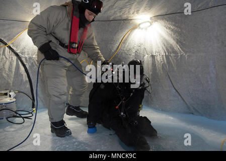 Ice Camp Skate (18. März 2018) - Constructionman 1. Klasse (SCW/DV) Brandon Burrow, zugeordnet zu den UW-Bau Team Eins (UCT 1), bietet Unterstützung bei einem Torpedo Übung in den Polarkreis zur Unterstützung der Ice-Übung (ICEX) 2018, 16. März. ICEX 2018 ist ein 5-wöchigen Übung, die Marine ihre Einsatzbereitschaft in der Arktis, die Erfahrung in der Region, Vorauszahlung Verständnis der arktischen Umwelt zu bewerten, und ihre Beziehungen zu anderen Dienstleistungen, Verbündete und Partner Organisationen zu entwickeln. (U.S. Marine Stockfoto