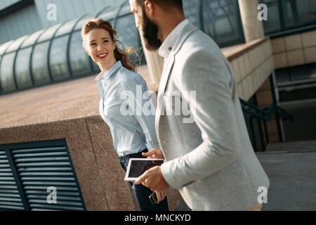 Geschäftspartner workmate Ehepaar miteinander reden in einer Stadt Stockfoto