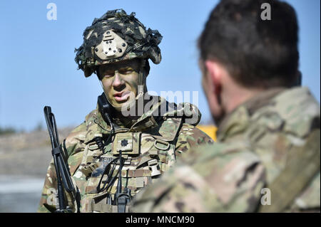 Das zweite Bataillon, 503Rd Infanterie Regiment, 173Rd Airborne Brigade Commander US-Armee Oberstleutnant Jim D. Keirsey, Links, führt eine nach der Überprüfung der Maßnahmen auf einem Platoon Level Live Fire Übung an der 7th Army Training Befehl Grafenwöhr Training Area, Deutschland, 19. März 2018. (U.S. Armee Stockfoto