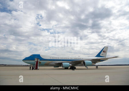 Air Force One steht für die Ankunft von Präsident Donald Trump und First Lady Melania Trump auf dem Flug Linie der Joint Base Andrews, Md., 19. März 2018 bereit. Der Präsident reiste von Jba nach Manchester, N.H., eine Rede auf opioid Epidemie des Landes zu geben. (U.S. Air Force Stockfoto