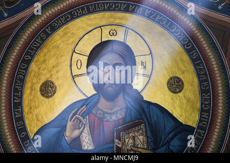 Bukarest, Rumänien - 27. APRIL 2018: Gemälde von Jesus Pantocratoros, Herrscher des Universums, auf der Kuppel der Christlich-orthodoxen Kirche Saint Ioan Stockfoto