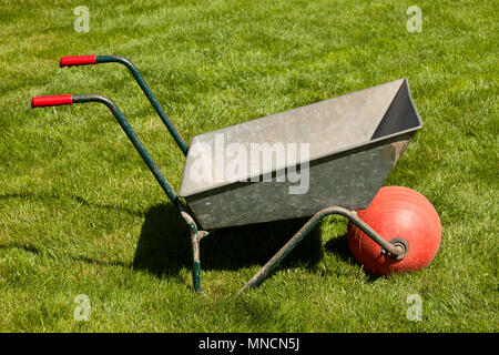 Eine Kugel Barrow auf einem Rasen in einem Garten in England Großbritannien Stockfoto