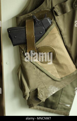 Bilder von WW2 - Textilindustrie - militärische Kleidung. Die Side Shot eines im Holster Pistole in einer FLAK JACKET festgeschnallt. B17 das Bordpersonal. Stockfoto