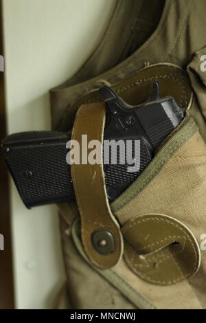 Bilder von WW2 - Textilindustrie - militärische Kleidung. Die Side Shot eines im Holster Pistole in einer FLAK JACKET festgeschnallt. B17 das Bordpersonal. Stockfoto