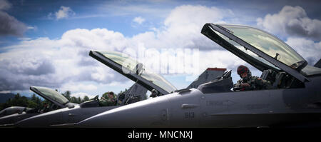 Us Air Force F-16C Fighting Falcons an die 13 Expeditionary Jagdgeschwader zugeordnet, 35th Fighter Wing auf der Grundlage von Misawa Air Base, Japan dem Start während der Übung bewältigen West 18 (CW18) bei Sam Ratulangi International Airport, Indonesien, 20. März 2018 vorzubereiten. CW18 ist ein Pacific Air Forces - geförderte, bilaterale, taktische Kampfflugzeuge Übung für die USA und indonesische Luftwaffe und wurde entwickelt, um die Interoperabilität zu fördern und auf bereits etablierte Partnerschaften zwischen den Luftwaffen bauen. (U.S. Air Force Stockfoto