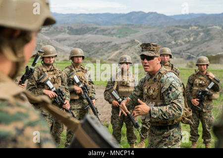 Us Marine Staff Sgt. James Boll, eine Bekämpfung der Ausbilder mit Golf Company, Marine Combat Training Bataillon (MCT), Schule der Infanterie - West, beauftragt Marine, wie Patrouillen in Camp Pendleton, Kalifornien, USA, 20. März 2018 führen. Golf Co. ist die erste integrierte Männlich/Weiblich MCT-Unternehmen an der Westküste. (U.S. Marine Corps Stockfoto