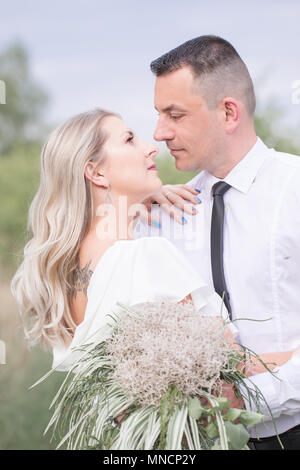 Liebhaber, junges Paar. Schöne Menschen, in der Liebe zueinander und der Blick in die Augen. outdoor Session. Boho. Jungvermählten. Stockfoto