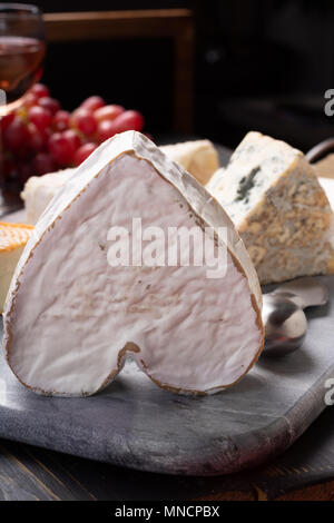 Französischer Käse Platte in Sortiment, Neufchatel herzförmige gealterte weiße Kuh Käse aus der Normandie Stockfoto